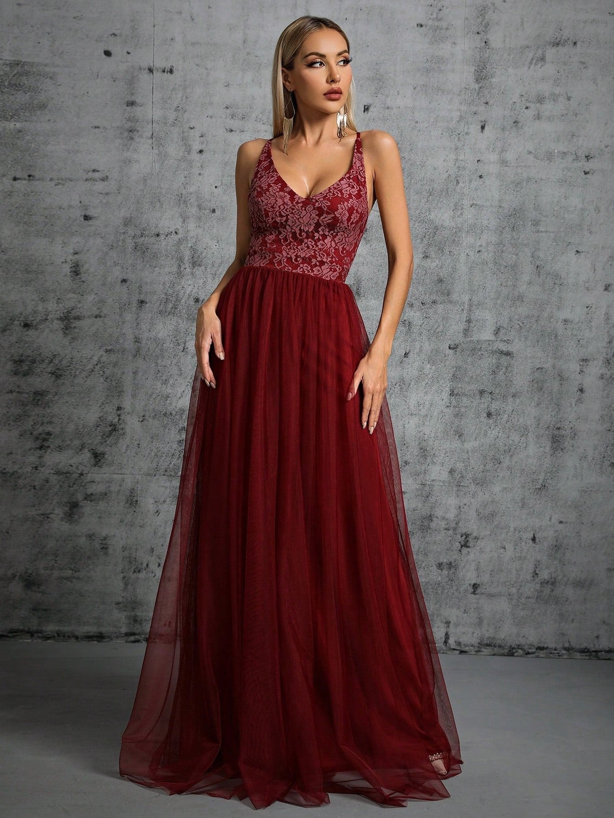 Floral Lace Deep V-Neck Spaghetti Strap Tulle A-Line Floor-Length Gown 2